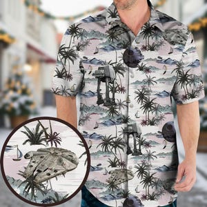 Puede incluir: Camisa de manga corta con un diseño de paisaje tropical con palmeras, veleros y caminantes AT-AT. La camisa tiene un fondo claro con un patrón repetido de elementos de Star Wars.