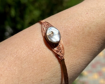 Pulsera de cobre con nácar: brazalete trenzado oxidado