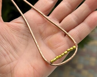 Horquilla de cobre martillado con cuentas doradas: Pasador minimalista