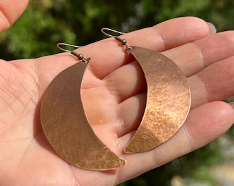 Pendientes de luna de cobre: joyería lunar martillada