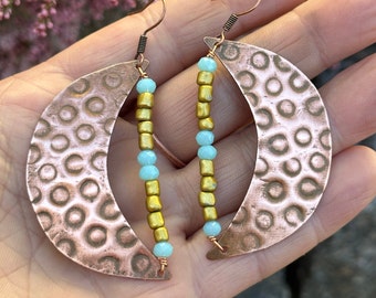 Pendientes de luna de cobre martillado: pendientes colgantes bohemios con cuentas