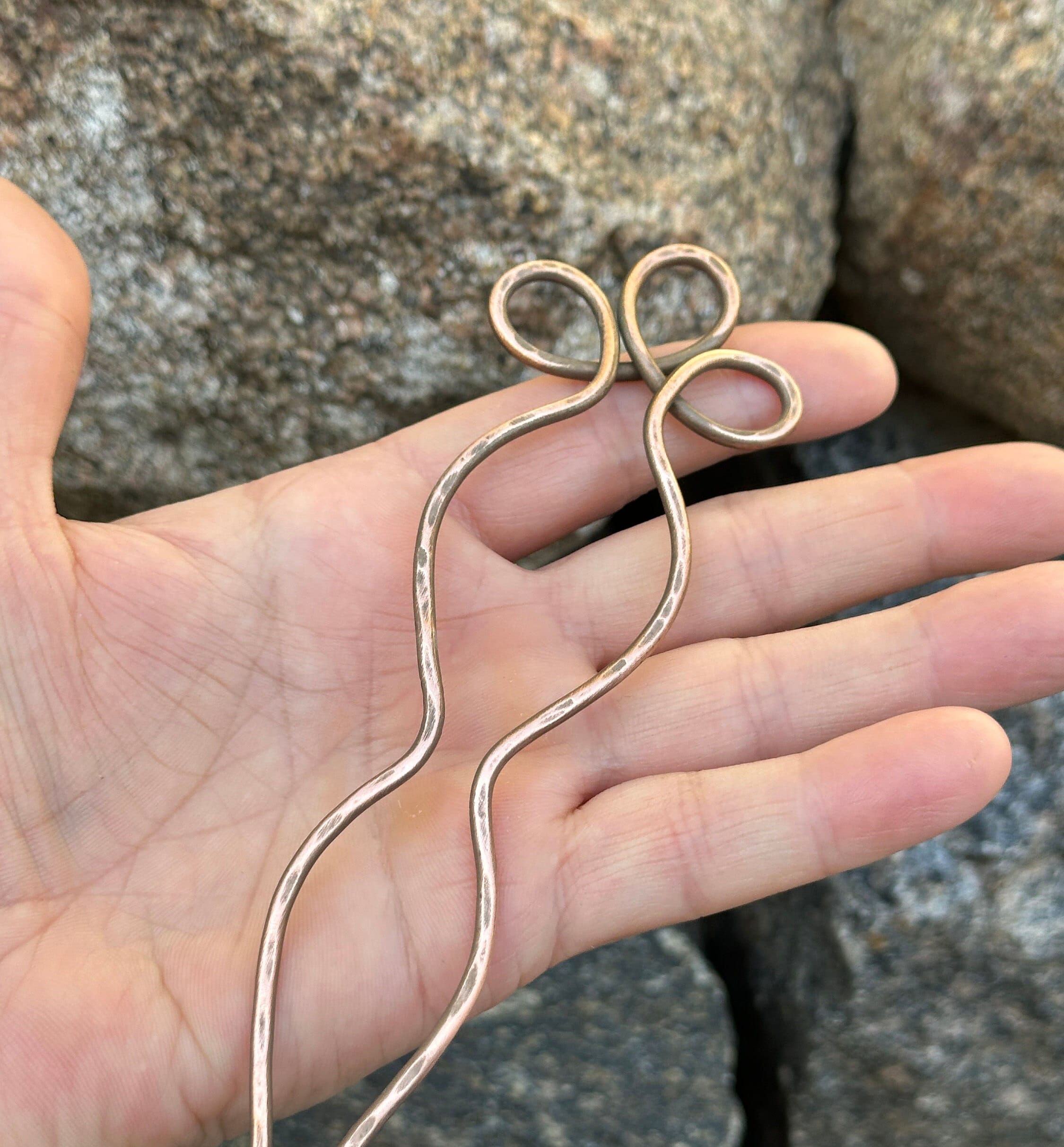 素朴な銅のヘアフォーク：槌目模様のミニマリストなバンズホルダー