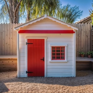 Könnte beinhalten: Ein weißes Holzspielhaus mit einer roten Tür und roten Verzierungen. Das Spielhaus hat ein kleines Fenster mit roten Verzierungen und ein rotes Dach. Das Spielhaus steht auf einem sandigen Untergrund.