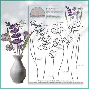 紫の花束のステンドグラスのパターン、ラベンダー、トンボ、植物の花、モダンなサンキャッチャー、DIY ステンドグラス
