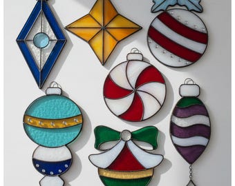 赤い模様のクリスマスガラスボール、キラキラのクリスマスオーナメント