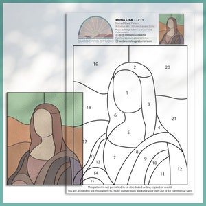 K&ouml;nnte beinhalten: Ein schwarz-wei&szlig;es Linienkunst-Vitraienmuster von Mona Lisa, einem ber&uuml;hmten Gem&auml;lde von Leonardo da Vinci. Das Muster ist mit den Zahlen 1 bis 21 beschriftet. Der Text "Mona Lisa - 74"x9" Stained Glass Pattern Where Art Illuminates Life" befindet sich oben im Bild. Der Text "SUNBEAMS STUDIO" befindet sich unten links im Bild. Der Text "Dieses Muster darf nicht online verbreitet, kopiert oder weiterverkauft werden. Sie d&uuml;rfen dieses Muster verwenden, um f&uuml;r Ihren eigenen Gebrauch oder f&uuml;r kommerzielle Zwecke Glasarbeiten zu erstellen." befindet sich unten im Bild.