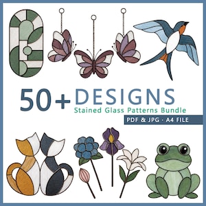 Puede incluir: Una colección digital de 50+ patrones de vidrieras con ilustraciones de mariposas, un pájaro, gatos, flores y una rana. El texto dice 50+ DESIGNS Stained Glass Patterns Bundle PDF & JPG A4 File, mostrando varios diseños coloridos.