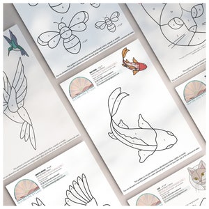 K&ouml;nnte beinhalten: Ein Satz druckbarer Bleiglasmuster mit einem Kolibri, einer Biene, einem Koi-Fisch, einer Katze und einer Taube. Die Muster sind mit den Namen der Tiere und der Gr&ouml;&szlig;e des Musters in Zoll beschriftet. Die Muster sind f&uuml;r Bleiglasprojekte konzipiert und d&uuml;rfen nicht online verbreitet, kopiert oder weiterverkauft werden.