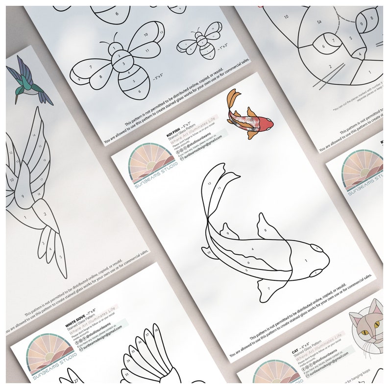 K&ouml;nnte beinhalten: Ein Satz druckbarer Bleiglasmuster mit einem Kolibri, einer Biene, einem Koi-Fisch, einer Katze und einer Taube. Die Muster sind mit den Namen der Tiere und der Gr&ouml;&szlig;e des Musters in Zoll beschriftet. Die Muster sind f&uuml;r Bleiglasprojekte konzipiert und d&uuml;rfen nicht online verbreitet, kopiert oder weiterverkauft werden.