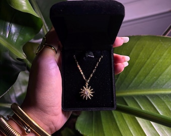 Collier doré à pendentif soleil : bijoux bohèmes agités, soulagement de l'anxiété