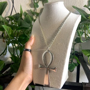 Grand collier pendentif Ankh : bijoux spirituels gothiques en argent