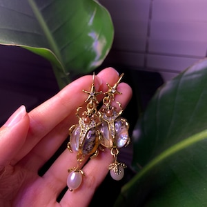 Pendientes de escarabajo con cristal cromado: joyería maximalista de estilo vintage dorado.