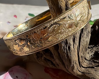 Vintage-Armreif mit Blumenmuster – antikes, vergoldetes Armband aus den 1940er-Jahren mit Scharnierverschluss und Blumenmotiv – ideales Geschenk für Hochzeiten und besondere Anlässe