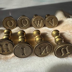 Sellos de cera con letras de latón vintage / sellos circulares H I N O Q W Y V / escritura de cartas, fabricación de joyas / invitaciones de boda, notas de agradecimiento