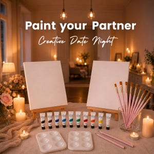 Könnte beinhalten: Ein Kreativ-Set für einen Malabend zu zweit mit zwei leeren weißen Leinwänden auf Holzstaffeleien, neun Tuben Acrylfarbe, zwei weißen Kunststoffpaletten, einem Glas mit rosafarbenen Pinseln und zwei rosafarbenen Bleistiften.