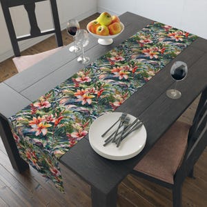 Tischläufer (Baumwolle, Poly) Tropischer Tischläufer mit lebendigen Blättern und Blumen, perfekt um Ihrem Tisch exotische Eleganz zu verleihen.