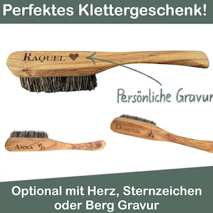 Könnte beinhalten: Eine Holzbürste mit braunem Griff und schwarzen Borsten. Der Griff ist mit dem Namen "RAQUEL" und einem Herzen graviert. Der Text "Persönliche Gravur" ist in Kursivschrift auf dem Bild geschrieben. Zwei weitere Bürsten sind mit verschiedenen Namen auf den Griffen graviert abgebildet. Der Text "Optional mit Herz, Sternzeichen oder Berg Gravur" ist unter den Bürsten geschrieben.