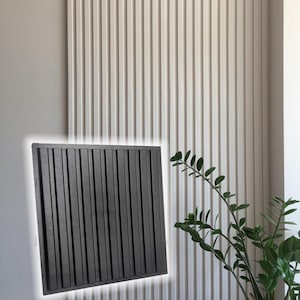 Könnte beinhalten: Eine schwarze Silikonform zum Erstellen einer Wandverkleidung mit vertikalen Linien. Die Form ist rechteckig und hat eine strukturierte Oberfläche.