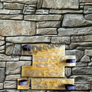 Puede incluir: Tres moldes de goma para crear un efecto de pared de piedra. Los moldes son de goma transparente y tienen una superficie texturizada que se asemeja a la piedra. Los moldes están unidos entre sí con correas negras.