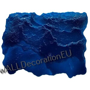 Puede incluir: Una decoración de pared de color azul oscuro, con textura, de forma irregular, similar a una roca, con el texto "WALLDecorationEU" en la esquina inferior izquierda.