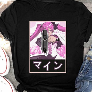 以下が含まれることがあります： 銃を持ったアニメキャラクターのピンクと白のイラストが描かれた黒いTシャツ。キャラクターはピンクの髪で白いドレスを着ています。イラストの下に日本語で「マイン」と書かれています。