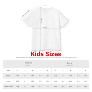 以下が含まれることがあります： 幅、長さ、袖丈の測定値が記載された白いTシャツ。画像には、XSからXLまでのサイズの測定値がセンチメートルで表示されたサイズチャートが含まれています。「Kids Sizes」というテキストが赤色で表示されています。
