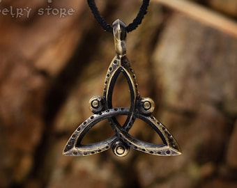 Collar Wicca Triquetra, colgante Tiny Trinity: Símbolo de progreso y victoria. Amuleto de doble cara para entusiastas de la recreación vikinga.