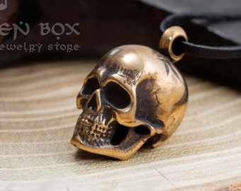 Colgante de calavera humana de bronce. Este collar de bruja es el regalo perfecto para los amantes de la mitología, la historia y las antigüedades.