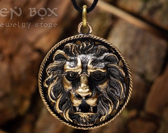 Colgante de bronce con forma de león: emblema de coraje, perseverancia, éxito y fuerza. También es el signo del zodíaco Leo.