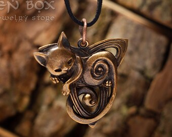 Colgante de nudo celta Triquetra: Símbolo mágico wiccano de la Trinidad, la Eternidad y el Ciclo Continuo. Joyería de bronce hecha a mano y amuleto de brujería.