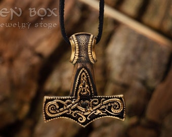 Colgante Mjolnir: Símbolo de poder en la mitología escandinava. Talismán de doble cara para entusiastas de la recreación vikinga.