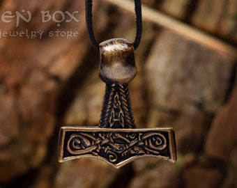 Colgante Mjolnir: Símbolo de poder en la mitología escandinava. Talismán de doble cara para entusiastas de la recreación vikinga.
