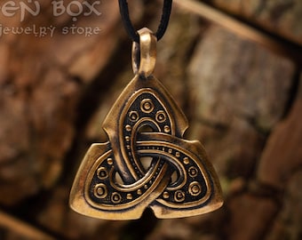 Collar Wicca Triquetra, colgante Tiny Trinity: Símbolo de progreso y victoria. Amuleto de doble cara para entusiastas de la recreación vikinga.