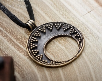 Colgante de lunula eslava de bronce. Regalo perfecto para entusiastas de la historia y las antigüedades.