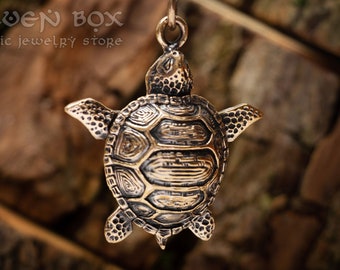 Halskette aus Bronze in Schildkröten-Form: Handgemachter Schmuck inspiriert vom Meer. Sea Turtle Anhänger für Liebhaber der Meeresnatur.