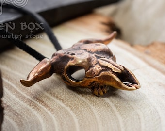 Colgante de Calavera de Toro de Bronce. El collar de bruja es el regalo perfecto para los entusiastas de la mitología, la historia y las antigüedades.