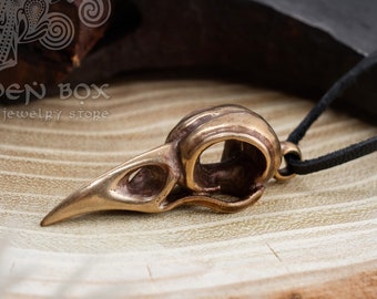 Colgante de calavera de cuervo de bronce. Este collar de bruja con forma de cuervo es el regalo perfecto para los amantes de la mitología, la historia y las antigüedades.