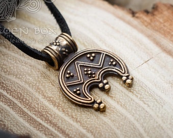 Colgante de lunula eslava de bronce, réplica arqueológica del siglo X. Perfecto para entusiastas de la historia y las antigüedades.
