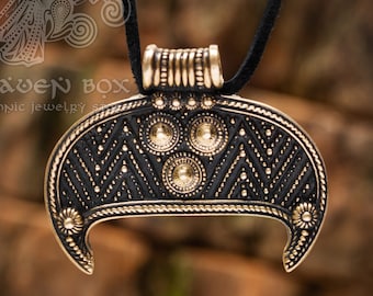 Colgante de lunula eslava de bronce, réplica arqueológica ucraniana del siglo X. Perfecto para entusiastas de la historia y las antigüedades.