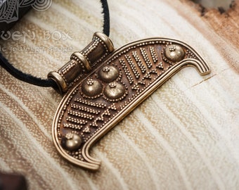 Colgante de lunula eslava de bronce, réplica arqueológica del siglo X. Perfecto para entusiastas de la historia y las antigüedades.