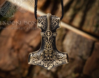 Colgante Mjolnir: símbolo de poder en la mitología escandinava. Amuleto de doble cara para entusiastas de la recreación vikinga.