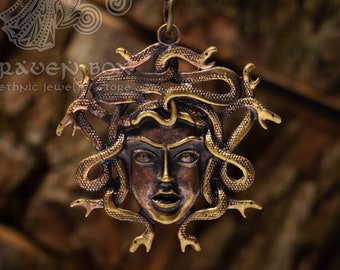 Colgante de serpiente con cabeza de gorgona Medusa: amuleto de bronce hecho a mano de la diosa griega.