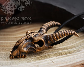 Colgante de calavera de cabra de bronce. Este collar de bruja es perfecto para los amantes de la mitología, la historia y las antigüedades.