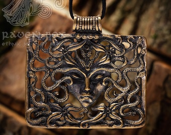Colgante de serpiente con cabeza de gorgona Medusa: impresionante amuleto de bronce perpendicular hecho a mano de la diosa griega.