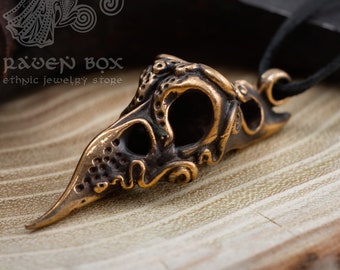 Colgante de calavera de cuervo estilizada en bronce. El collar de bruja de cuervo es el regalo perfecto para los entusiastas de la mitología, la historia y las antigüedades.