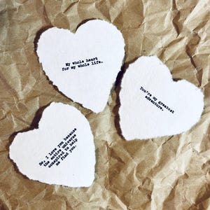 Nota de amor personalizada para regalar en San Valentín: corazón o mariposa. Añade tu foto como una Polaroid auténtica, 4" x 3,5" en papel con bordes desbarbados hecho a mano