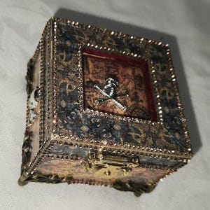 Caja de baratijas con tapa de cristal y mapa del tesoro pirata