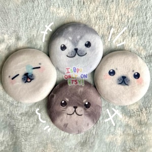 Knappnålar i plysch med försegling || 2,28”