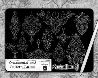 Puede incluir: Una ilustración digital de 15 diseños de tatuajes ornamentales y de patrones blancos sobre un fondo negro. Los diseños incluyen flores, hojas, mariposas y formas geométricas. El texto "Ornamental and Pattern Tattoo" está en la parte inferior izquierda de la imagen. El texto "Procreate Stamps" está en la parte inferior derecha de la imagen.