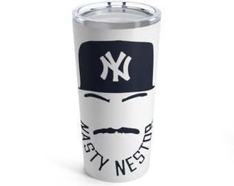 Puede incluir: Vaso blanco con una ilustración negra de una gorra de béisbol con el logo de NY, ojos y un bigote. Las palabras "NASTY NESTOR" están impresas en un patrón circular alrededor de la cara. El vaso tiene una tapa plateada.